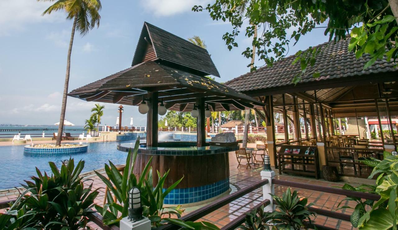 Rayong Resort Hotel Ban Phe Exterior foto
